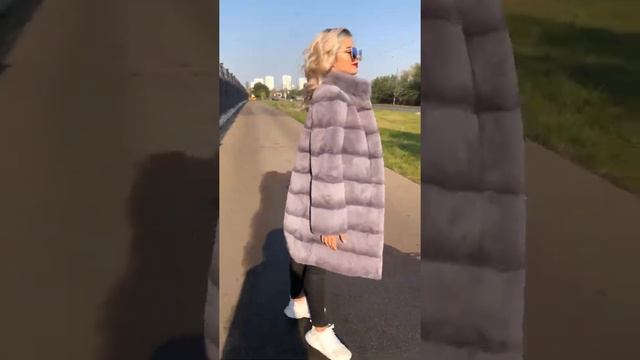 Шубки из меха бобрика, воротник стойка отделан мехом норки Длина 90 см Полный рукав Цена 15990 руб смотреть онлайн