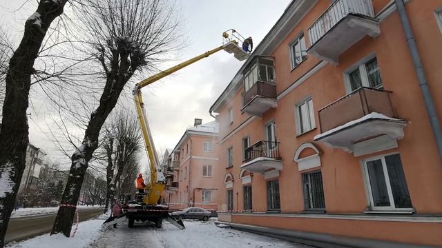 Осторожно, сосульки! Кто очищает кровли домов в Минске от наледи и снега