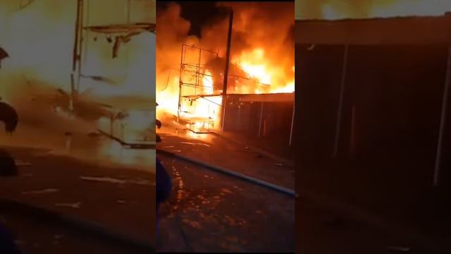 В Ростове горят павильоны на рынке "Темерник" смотреть онлайн