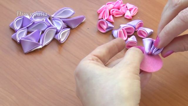 ЦВЕТОК КАНЗАШИ из атласных лент / Kanzashi Flower - Tutorial / Djuce Julia смотреть онлайн