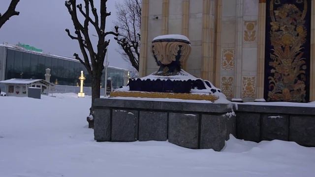 Гуляем по ВДНХ - красивые павильоны, флешмоб на катке "Кольца Сатурна", много иллюминации. смотреть онлайн