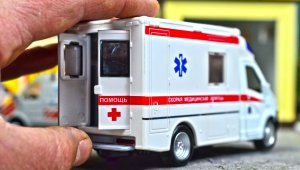 Едет СКОРАЯ ПОМОЩЬ на вызов! Звук сирены. Распаковка масштабной модели. Про машинки.