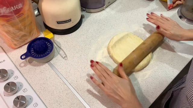 Булочки с поджаренным изюмом и орехами смотреть онлайн