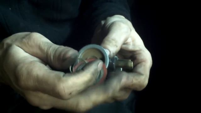Клапан обратки на Мерседес 123.