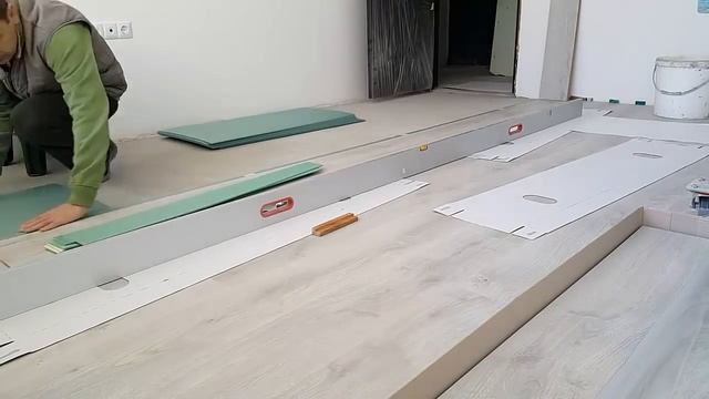 Поставяне на ламиниран паркет "Дъб кристал" 8 мм Кроношпан смотреть онлайн