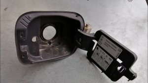 Skoda Rapid замена кронштейна  заливной горловины топливного бака.