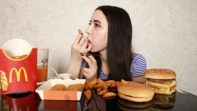 МАГИЧЕСКИЙ MUKBANG / MCDONALDS БИГ МАК,,НАГГЕТСЫ asmr Ayka Emilly смотреть онлайн