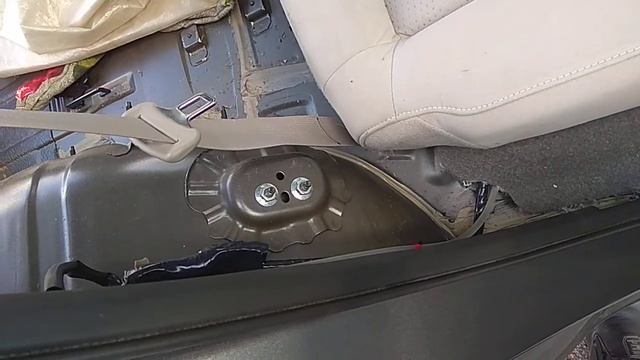 снимаем правую боковину багажника Ниссан Лиф. смотреть онлайн