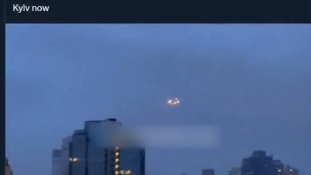 Видео ракеты над Киевом, обратите внимание, идет отстрел тепловых ловушек. смотреть онлайн