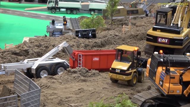 Big RC construction site ACTION! Caterpillar! Komatsu! And more! смотреть онлайн