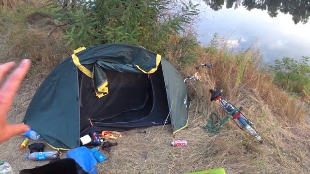 Испытываю туринг по дешману. Ночую в палатке и переплываю реку с велосипедом на матрасе. смотреть онлайн