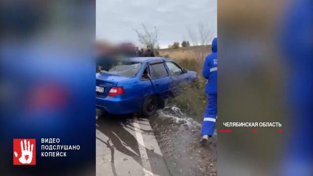 Двое успели отскочить, третий нет. Водитель не пропустил компанию пешеходов! смотреть онлайн