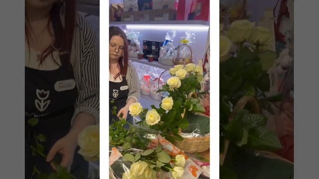 КАК СДЕЛАТЬ КОРЗИНУ ИЗ РОЗ 101 ?❤️? #флористика #roseflower #rose #shortvideo #flower #101роза