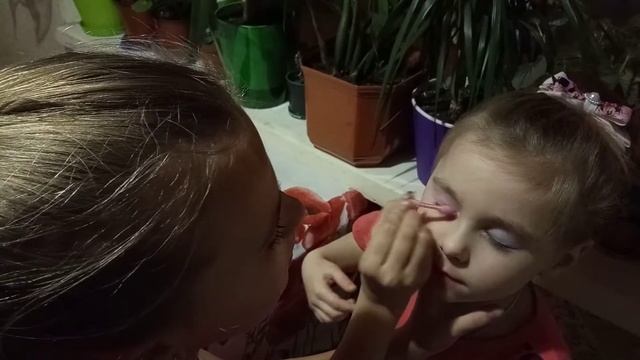Учимся Краситься. Как научиться краситься детской косметикой.