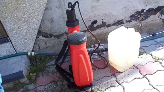 Разведение Фитоспорина и начало опрыскивания 19.05.2015. 1 смотреть онлайн