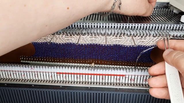 Прессовый узор с выставом игл на вязальной машине смотреть онлайн