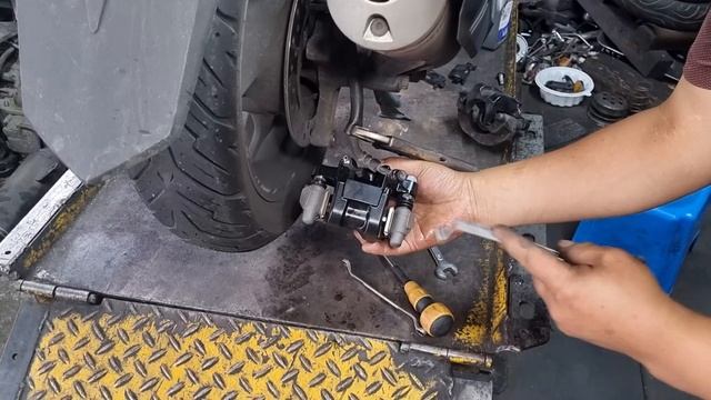 Honda PCX 125 Scooter Rear Wheel brake caliper Replacement смотреть онлайн