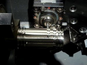 Токарная обработка с приводным инструментом на южно-корейском станке с ЧПУ DMC