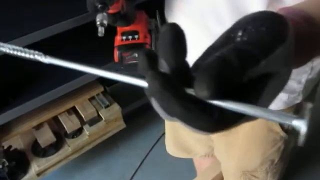 Скрепляем две доски по 200 мм саморезом Paneltwistec Blue AG смотреть онлайн