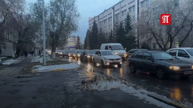 Пробки в Петропавловске перед ярмаркой. Улица Жумабаева. смотреть онлайн