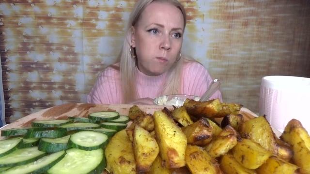 МУКБАНГ КАРТОШКА ПО ДЕРЕВЕНСКИ С СОУСОМ///БОЛТАЮ///ОТВЕЧАЮ///MUKBANG Potato///не АСМР///먹방///