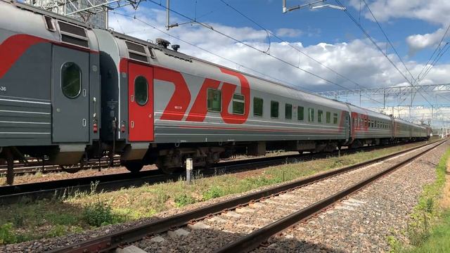 Один из самых новых электровозов ЭП2К-443, ведет пассажирский поезд Москва-Чита №070Ч, 2021. 2160p6 смотреть онлайн