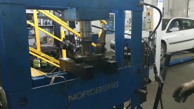 Уже не в первый раз меняем подшипник на MITSUBISHI PAJERO 4..... смотреть онлайн