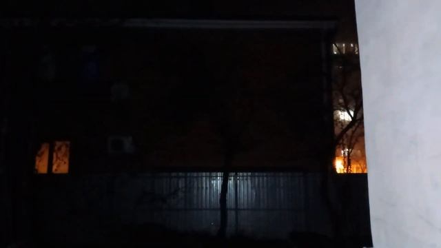 как светят ночью фонари Makita DML801 светодиодный и Makita BML145 с лампой накаливания смотреть онлайн