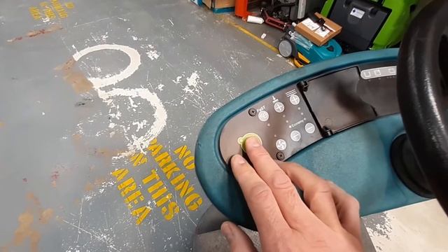 Used Tennant T7 Ride On Industrial Battery Scrubber Dryer - An Overview смотреть онлайн