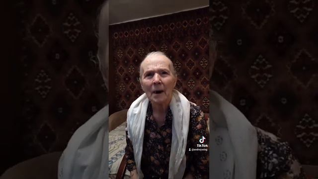 Мама рассказывает как она жила в хате вместе с немцами. смотреть онлайн