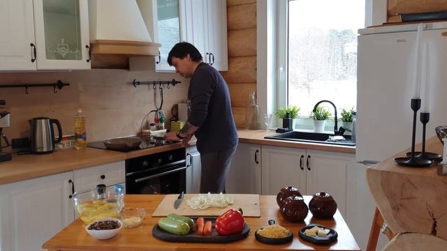 Деревенская еда. Свинина и овощи в горшочках. смотреть онлайн