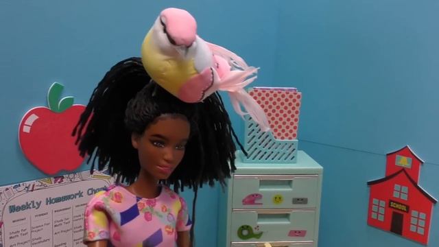 Crazy hair day ! Elsa & Anna toddlers at school - Barbie dolls смотреть онлайн