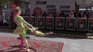 «Игра с куклой». Юные акробаты - Эвелина и Анастасия дарят хорошее настроение зрителям на улице…