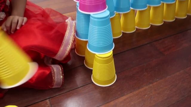 Hana Pretend Play w/ Giant Pyramid Cup Wall Stacking Game Challenge for Kids смотреть онлайн