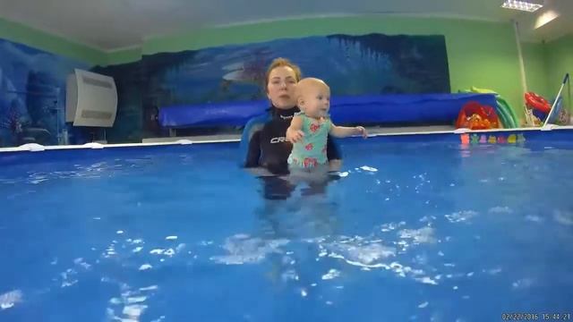 младенец в 6,5 меяцев под водой бассейн для детей смотреть онлайн