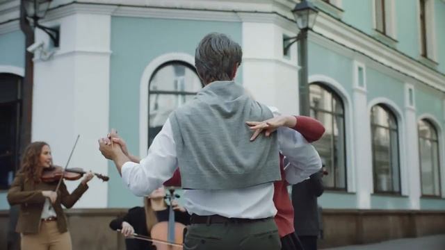 Новая реклама Сбербанка вызвала насмешки: в ней показали фантастических пенсионеров смотреть онлайн