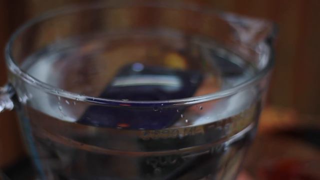 Google Pixel Water Test - Is it Water Resistant? смотреть онлайн