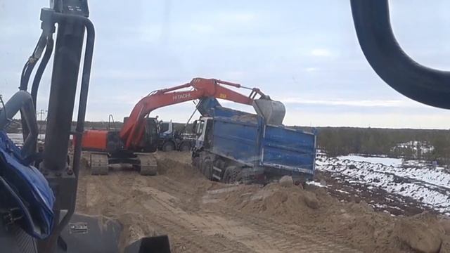 Вытаскиваем груженый самосвал IVECO с края дороги. Prevent the dump truck from tipping over. смотреть онлайн