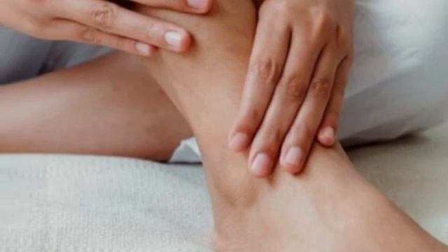 Каждый день ПОДНИМАЙТЕ НОГИ вверх! И вы избавитесь от следующих болезней...Ноги на стену... смотреть онлайн