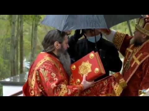 Владыка Тихон поправляет капюшон иподиакону смотреть онлайн