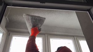 Нанесение камешковой белой декоративной штукатурки компрессором.