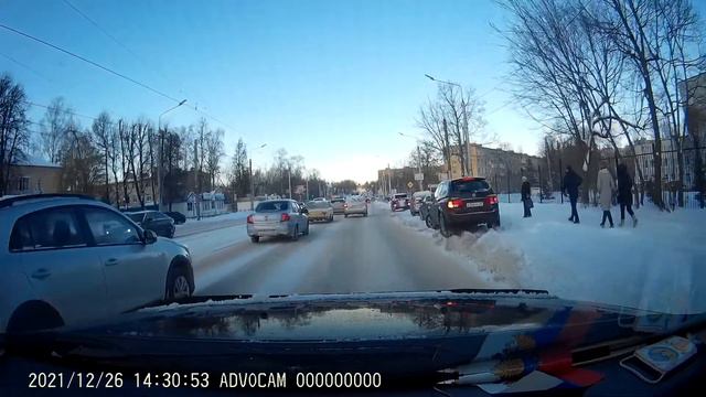 Езда без правил. На Главную дорогу, с улицы Фрунзе, со второстепенной улицы Беляева. смотреть онлайн