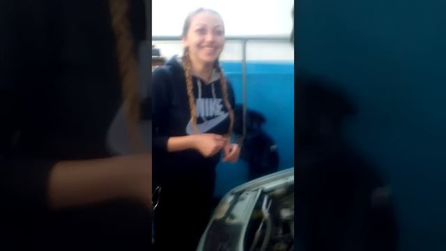 Девушка перед капотом авто впервые)))) смотреть онлайн