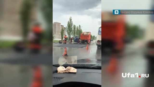 В Уфе снова укладывают асфальт под дождем смотреть онлайн