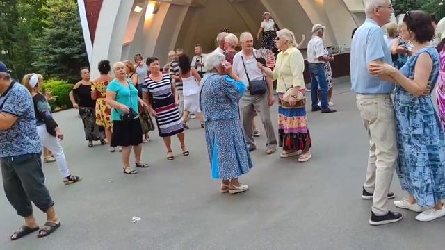 Дарите женщинам цветы Танцы в парке Горького Харьков Август 2021 смотреть онлайн