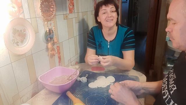 Налепили пельменей и чебуреков.Купили поддельную икру.Сделали тест. смотреть онлайн
