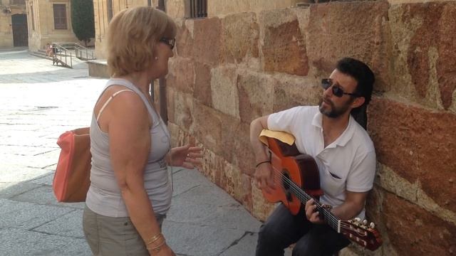 Estaba de vacaciones en Salamanca y había un hombre tocando por tara ta y me animé eso es todo смотреть онлайн