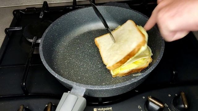 Бомбический тост с сыром на сковороде. Никто не устоит смотреть онлайн