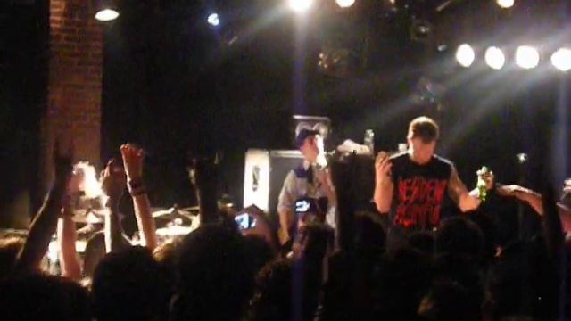 Sum 41 - Pain For Pleasure + Stevo Talking At The End Of The Show