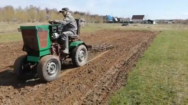 Самодельный минитрактор , весеннее боронование. смотреть онлайн